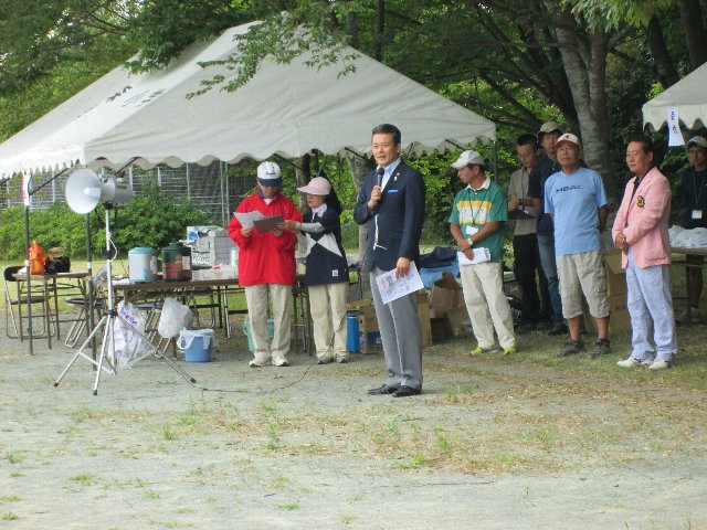 開会式であいさつを述べる市長