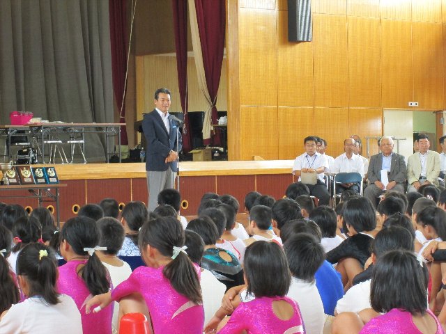 開会式であいさつを述べる市長