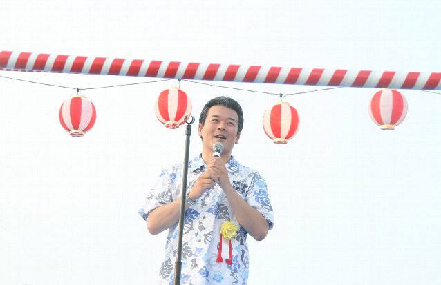 開会式であいさつを述べる市長