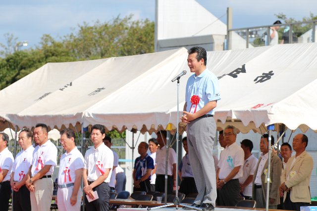 山武郡市民体育大会の会長としてあいさつを述べる市長