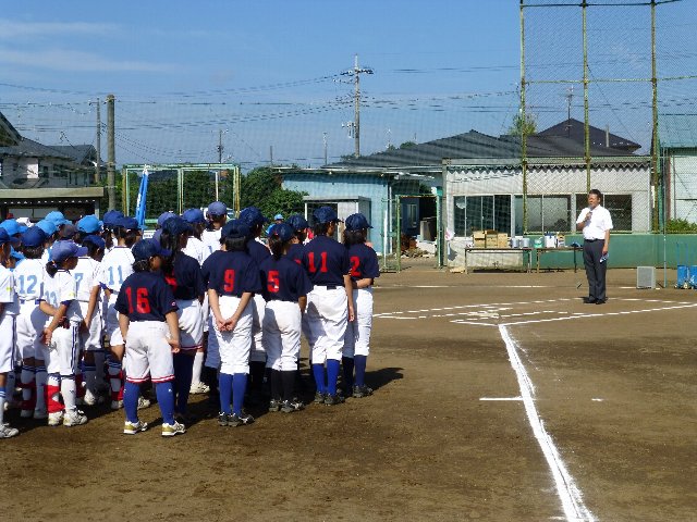 開会式であいさつを述べる市長