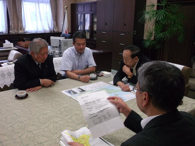 財務省：山口副大臣にスマートICの必要性を説明する金坂市長