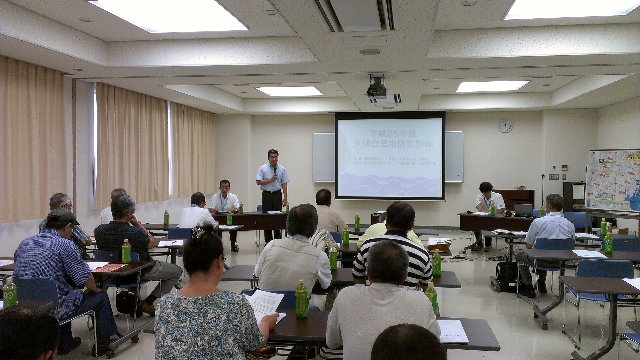 津波避難訓練の説明会であいさつする市長