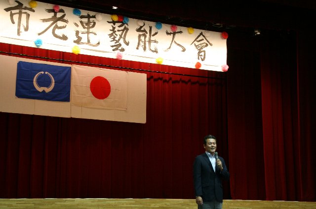 あいさつを述べる市長