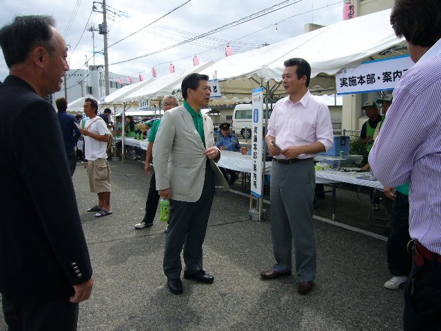 猿田勝浦市長とあいさつを交わす市長