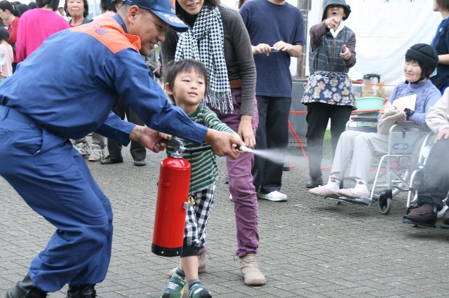 水消火器による初期消火訓練