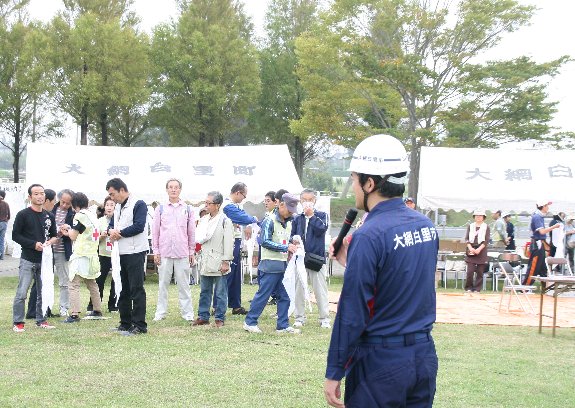 防災体験コーナーであいさつする市長