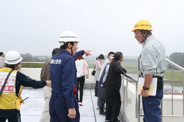 白里小学校屋上に避難した参加者たち