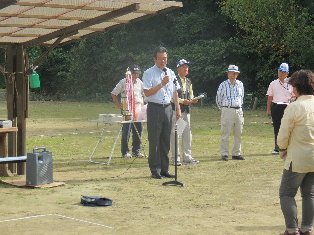 開会式であいさつを述べる市長