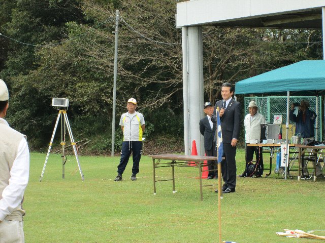 開会式であいさつを述べる市長