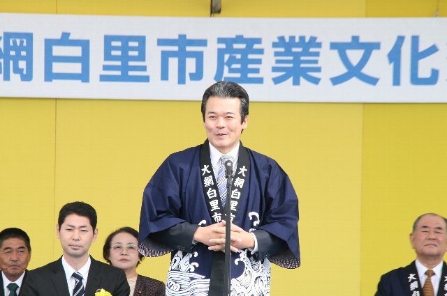 開会式であいさつを述べる市長