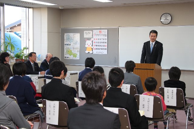 お祝いの言葉を述べる市長