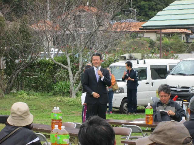 あいさつを述べる市長