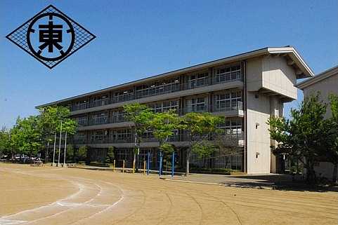 大網東小学校全景及び校章