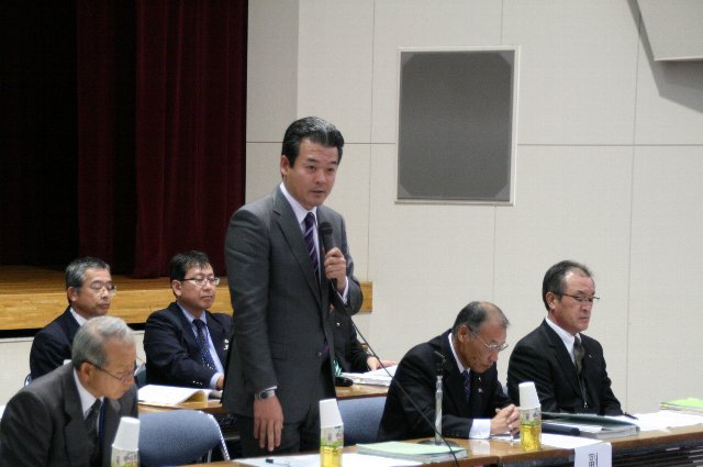 地区懇談会であいさつを述べる市長