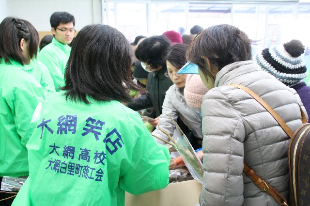 買い物客で賑わう店内