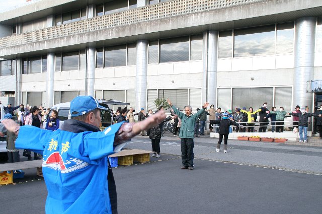 開市前のラジオ体操の様子