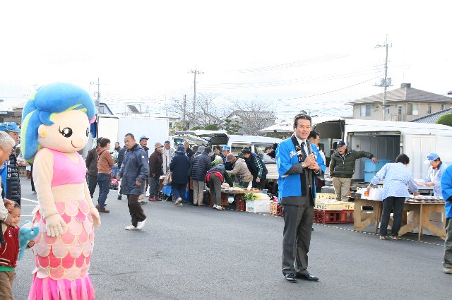 あいさつを述べる市長