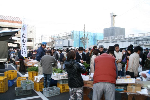 買い物客でにぎわう朝市会場