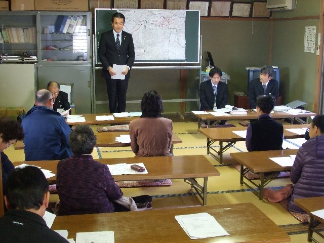 意見交換会であいさつする市長