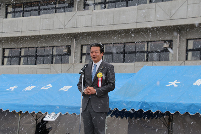 あいさつ述べる市長