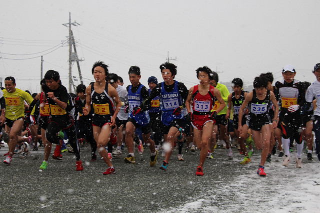 コンディションの悪い中でのレースに挑む選手たち