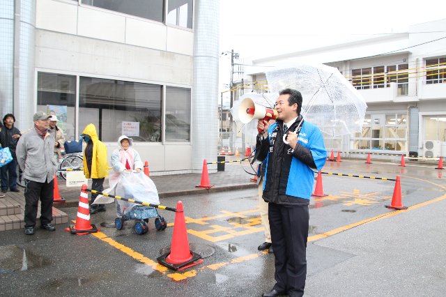 あいさつを述べる市長