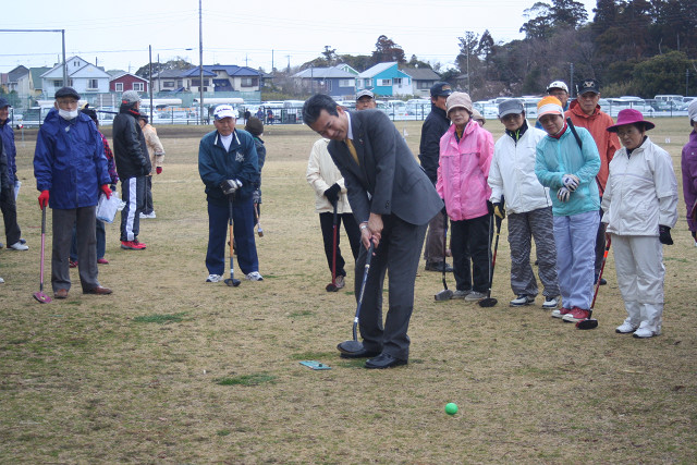 始球式を行う市長