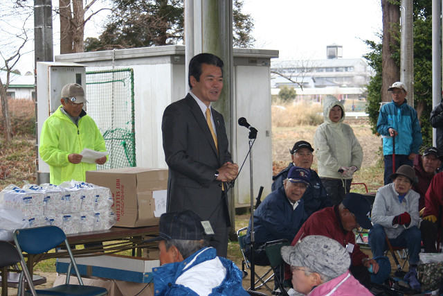 あいさつを述べる市長