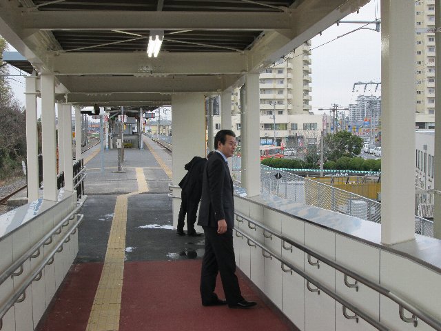 大網駅に完成したスロープを確認する市長