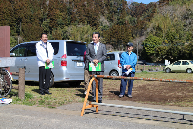 あいさつを述べる市長