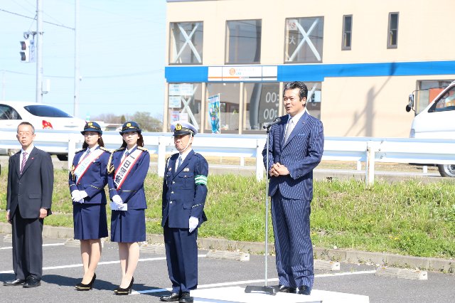 あいさつを述べる市長