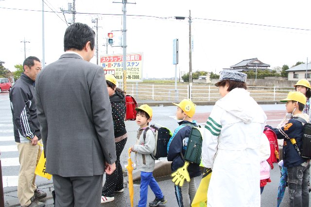 交通安全を呼び掛ける市長