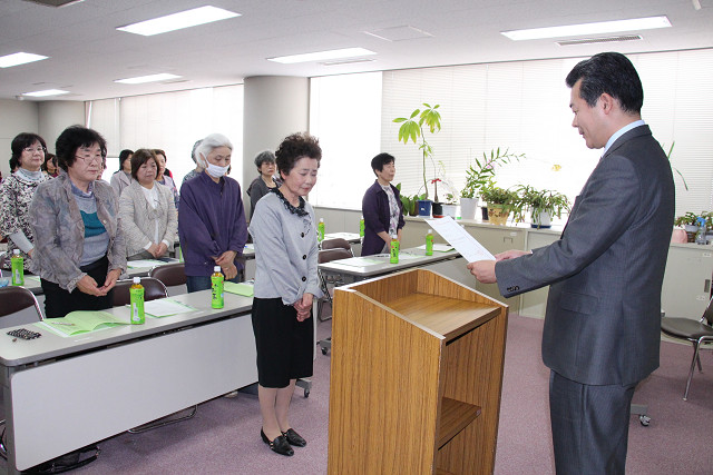 委嘱状の交付を受ける保健推進員