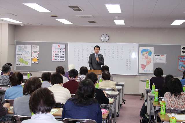 あいさつを述べる市長