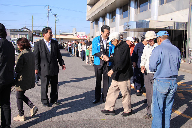 お買いもの割引券を配布する市長