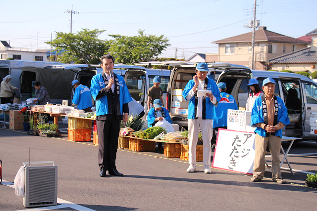 あいさつを述べる市長