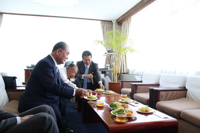 揚げたてのコロッケを試食する市長