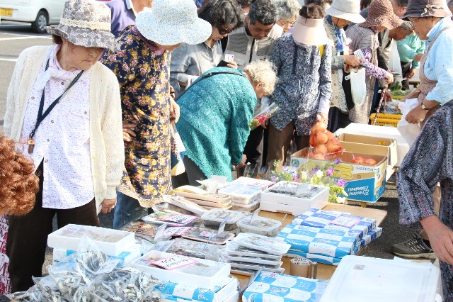 にぎわう遊楽市会場