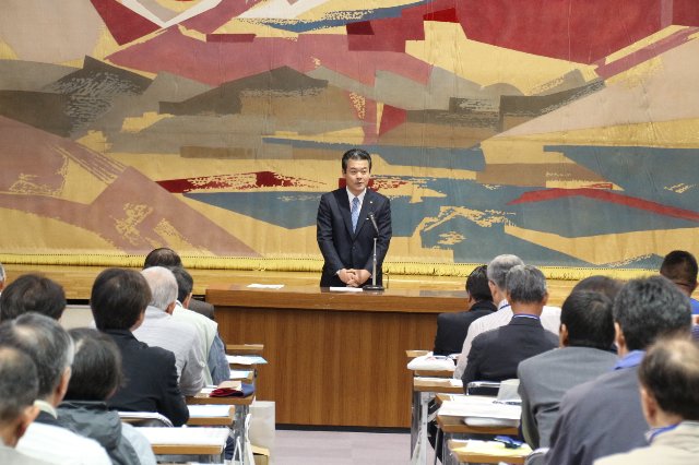 あいさつを述べる市長