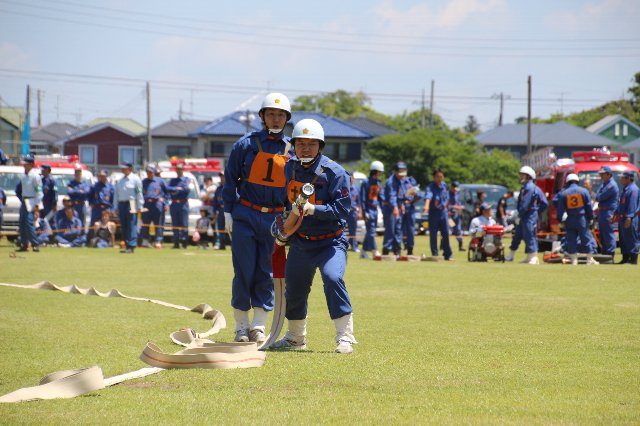 小型ポンプ操法の部で優勝した第２分団第４班の演技