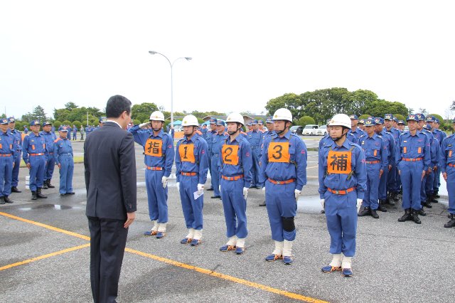 訓練前に選手たちを激励