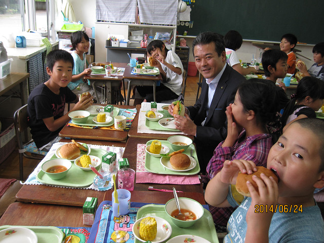 児童との会食（瑞穂小学校）