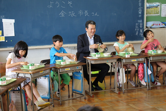 児童との会食（大網東小学校）