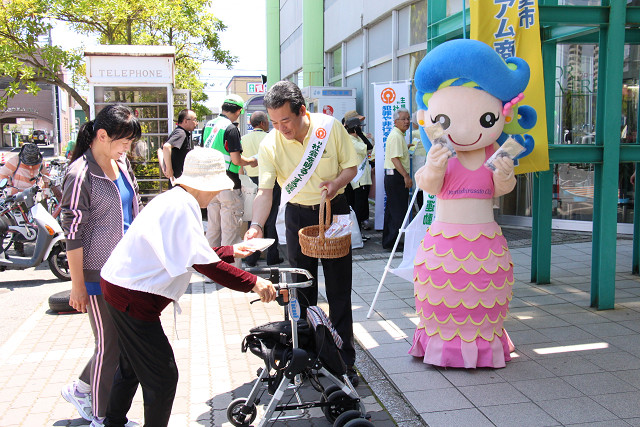 買い物客に明るい社会づくりを呼び掛ける市長