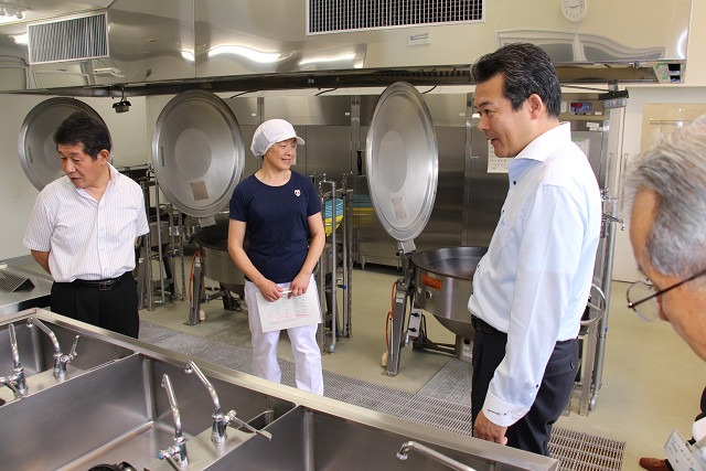給食調理室を視察する市長