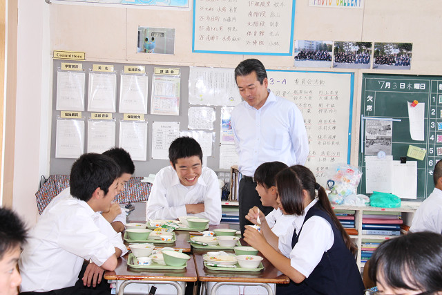 生徒と交流する市長
