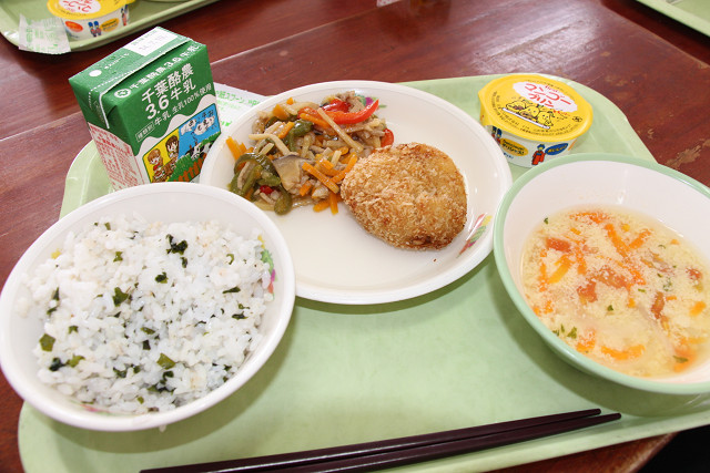 ぴぃコロ（落花生コロッケ）の入った給食