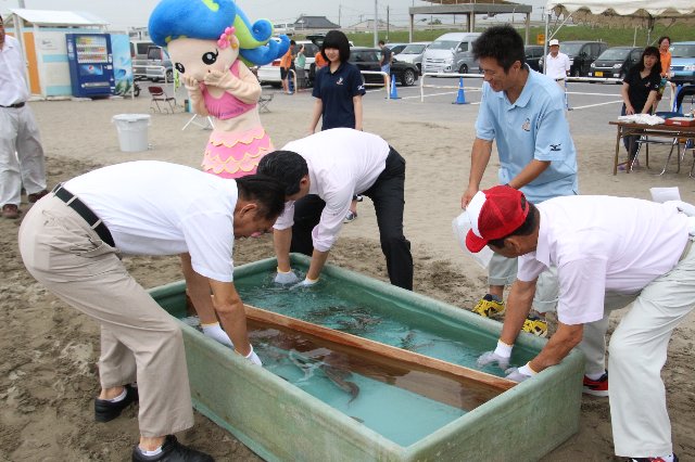 アジのつかみ取りを体験する市長