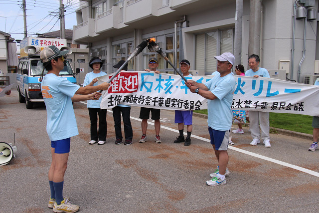 平和の火をつなぐランナー